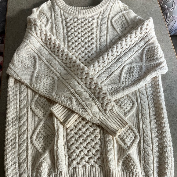 Aritzia Sweaters - Aritzia Cream Cable Knit Crewneck Sweater